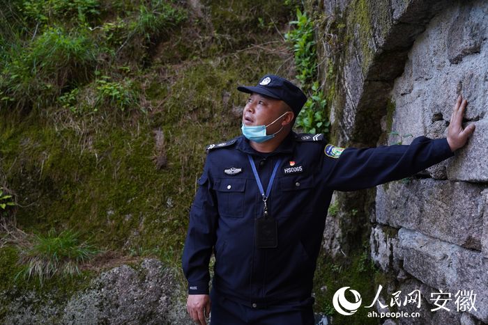 迎客松第19任守松人胡曉春,。人民網(wǎng) 王銳攝